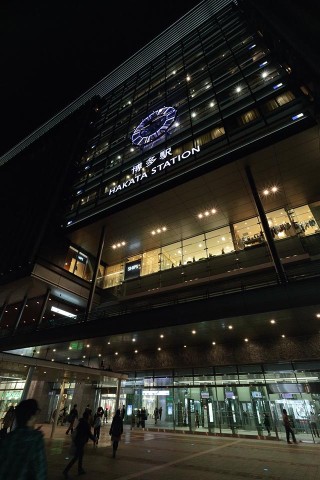 夜の博多駅。