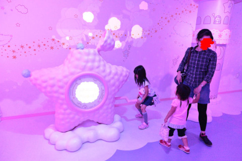 母に剥がされる娘。